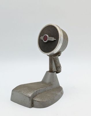 un petit objet métallique posé sur une surface blanche