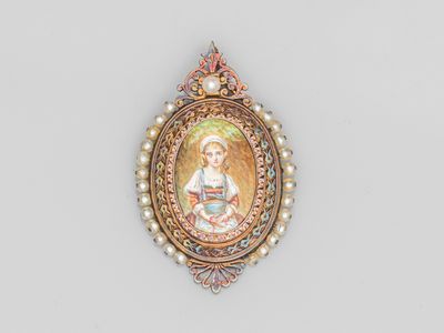 un portrait en émail et plaqué or représentant une femme parée de perles