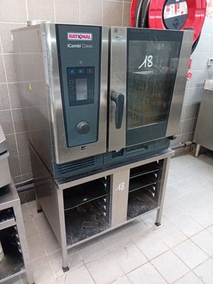 deux fours posés sur un meuble dans une cuisine