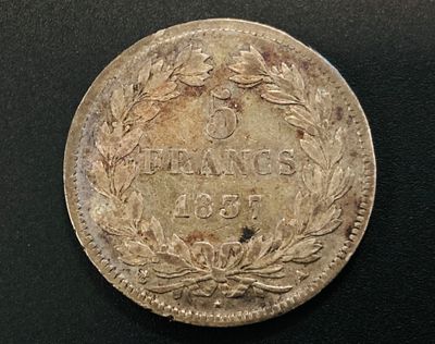 gros plan d'une pièce de monnaie sur une table à fond noir