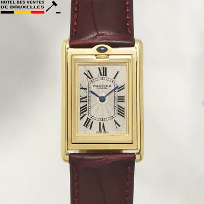 gros plan d'une montre-bracelet avec des chiffres romains