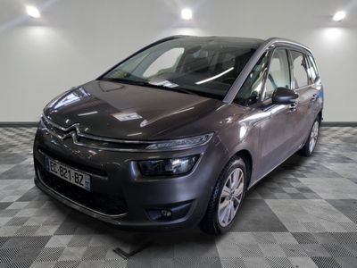 la citrole grise est garée sur un carrelage en damier
