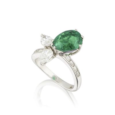 une bague en émeraude et diamant, par van cleef