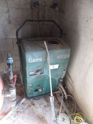 a green machine that is sitting in the corner of a room