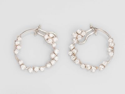 une paire de boucles d'oreilles en diamant