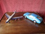 un petit avion et une petite voiture posés sur un plateau