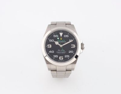 un gros plan d'une montre sur une surface blanche avec un fond blanc