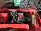 une boîte à outils rouge avec des outils sur le sol