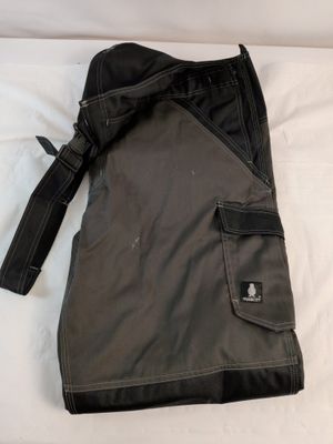 un sac posé sur un lit, à côté d'un oreiller