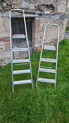 Deux escabeaux LOT A RETIRER SUR RENDEZ-VOUS SUR LA COMMUNE …