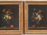une paire de peintures à l'huile représentant des fleurs dans un vase posé sur une table