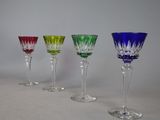 quatre verres à vin sont alignés sur une table