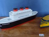 une maquette de bateau et un sous-marin jouet posés sur une table