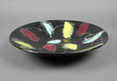 Dans le goût de VALLAURIS Plat en faïence circulaire à décor…