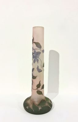 Établissement GALLÉ Vase de forme tubulaire en verre gravé à…