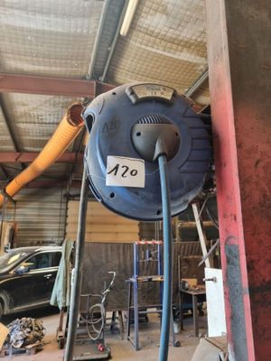 une photo d'un grand ventilateur industriel dans un garage