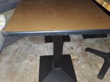 une table en bois avec un piètement noir et un plateau marron