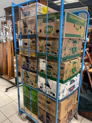 un chariot chargé de nombreuses boîtes dans un magasin