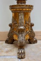 Suite de quatre pique-cierges en bois sculpté, mouluré, doré… (photo 4)