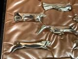quatre couverts posés sur une surface en cuir marron