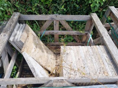 un tas de bois posé sur un tas de foin