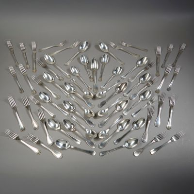 un grand nombre de cuillères et de fourchettes en argent disposées en cercle
