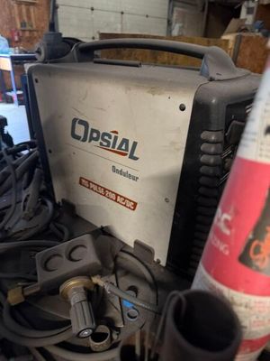 une machine posée sur une table