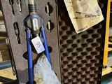une mallette contenant des outils, posée sur une étagère