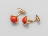une paire de boutons de manchette en or et corail