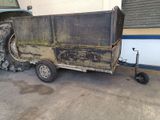 un tracteur attelé à une remorque dans un garage