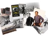 plusieurs photos en noir et blanc d'un homme en costume-cravate