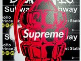 affiche représentant une grenade à main rouge sur laquelle est inscrit le mot « supreme »