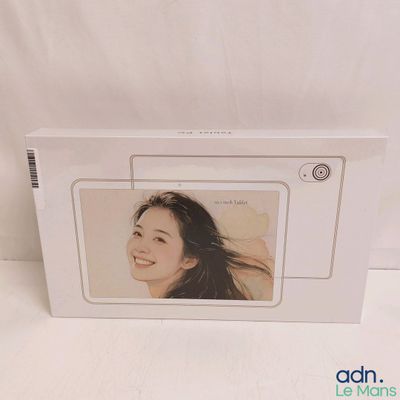 une boîte blanche sur laquelle figure l'image d'une femme