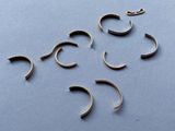six paires de piercings au nez sur un fond bleu