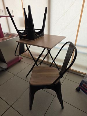 deux chaises et une table dans une pièce