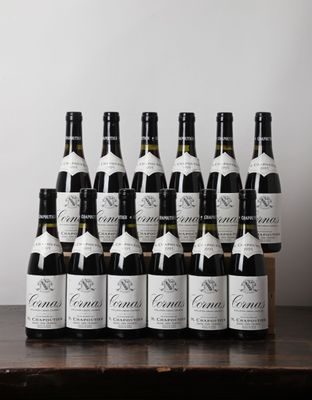 plusieurs bouteilles de vin posées sur une table en bois
