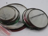 trois miroirs posés les uns sur les autres sur une table