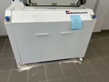une image représentant une machine posée sur un sol carrelé