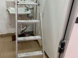 une échelle appuyée contre un mur dans une salle de bains