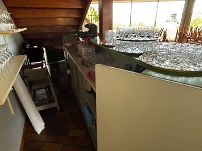 Des bouteilles de vin sont alignées sur un plan de travail dans une cuisine