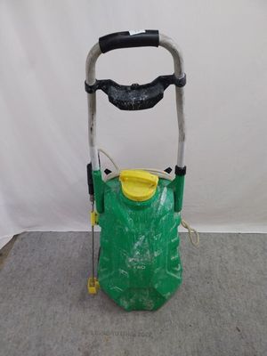 une image représentant une tondeuse à gazon équipée d'un sac vert