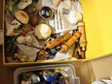 une boîte jaune remplie de jouets et d'autres objets divers