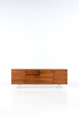 le buffet est en bois et comporte trois tiroirs