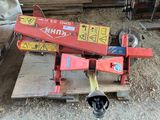 une machine rouge posée sur une palette