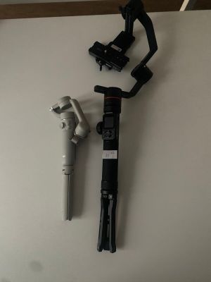 un gros plan d'un appareil photo et d'un trépied posés sur une table