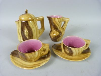 trois tasses et soucoupes posées sur une table
