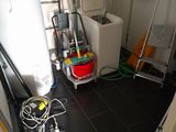 une photo d'une salle de bains avec des toilettes et une machine à laver