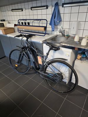 un vélo garé dans une cuisine
