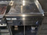 une cuisinière en acier inoxydable dans une cuisine professionnelle