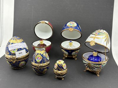 de nombreux objets décoratifs de toutes sortes disposés sur une table
